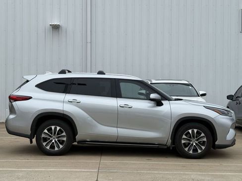 Used 2021 Toyota Highlander XLE AWD/4WD image 3