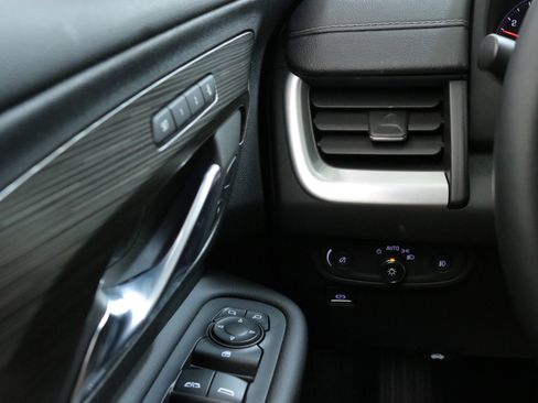 Used 2023 GMC Terrain SLT w/ Elevation Edition image 17