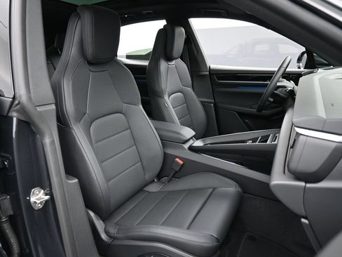 Certified 2025 Porsche Macan Electric RWD image 30