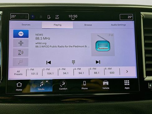 Used 2023 Chrysler Pacifica Touring-L FWD image 17