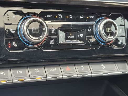 Used 2025 GMC Sierra 1500 AT4 w/ Technology Package AWD/4WD image 10