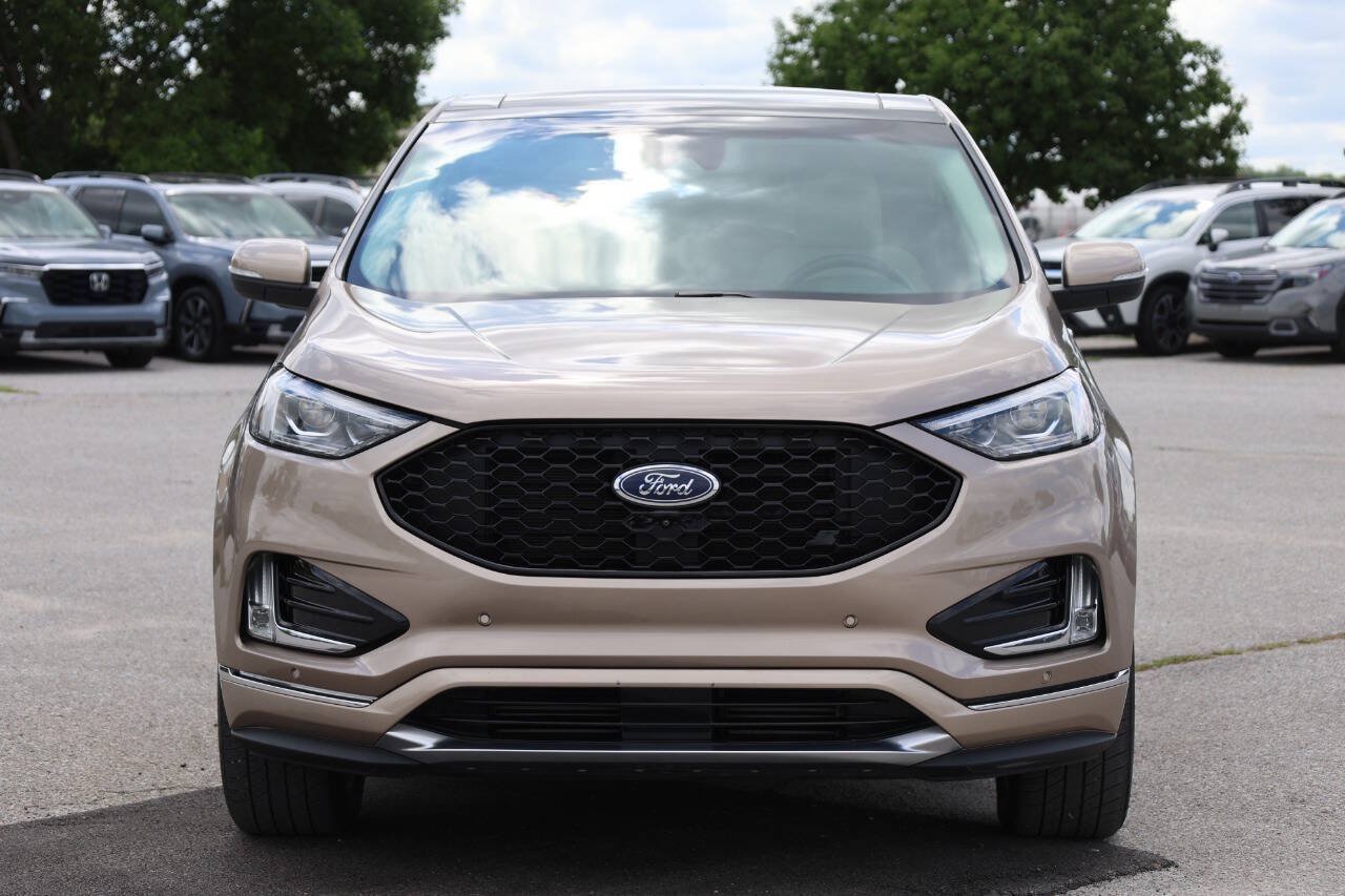 Used 2021 Ford Edge Titanium w/ Equipment Group 301A AWD/4WD image 2