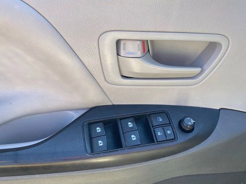 Used 2017 Toyota Sienna L image 21