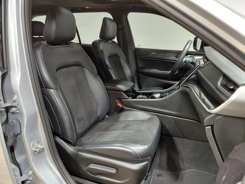 Used 2022 Jeep Grand Cherokee Altitude AWD/4WD image 28