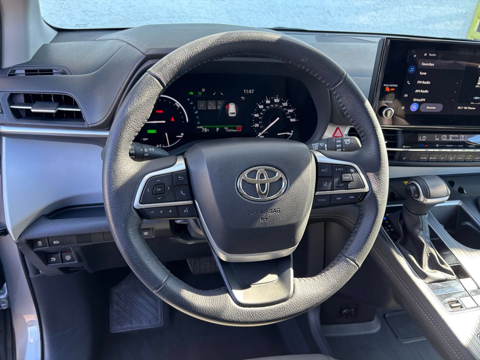 Used 2025 Toyota Sienna XLE FWD image 28