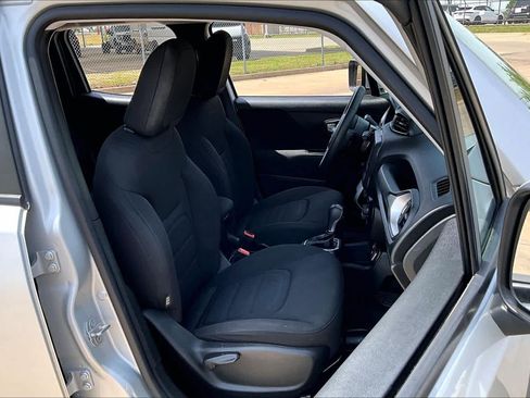 Used 2018 Jeep Renegade Latitude FWD image 9