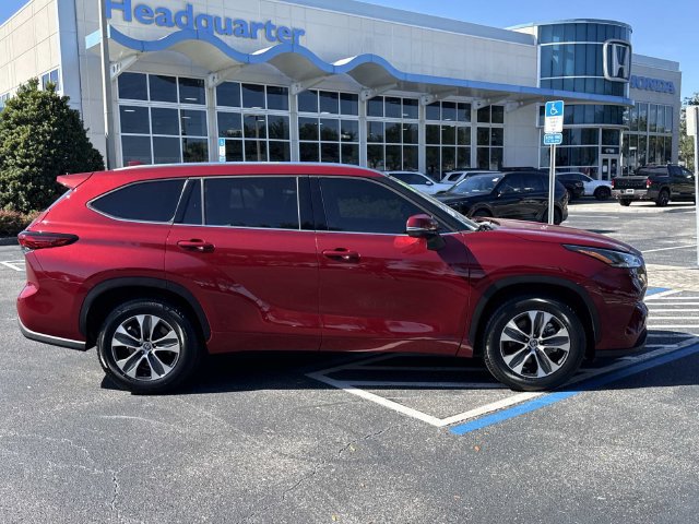 Used 2021 Toyota Highlander XLE FWD image 3