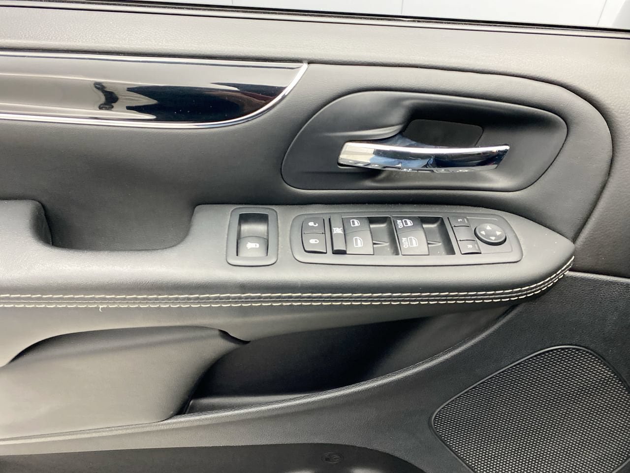 Used 2017 Dodge Grand Caravan SE FWD image 12
