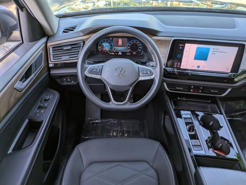 Used 2024 Volkswagen Atlas SE image 17