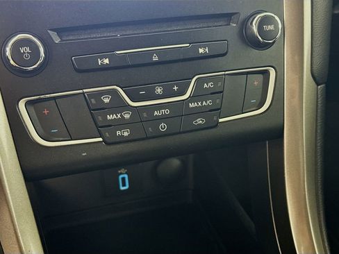 Used 2018 Ford Fusion SE w/ Fusion SE Technology Package image 15