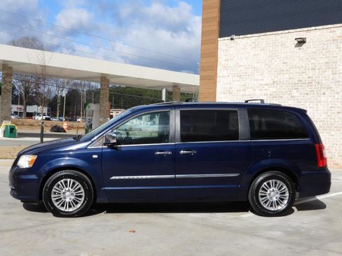 Used 2014 Chrysler Town & Country Touring-L image 8