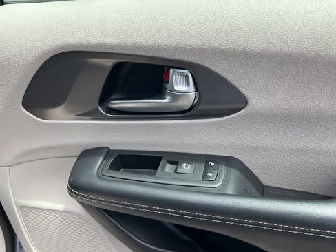 Used 2023 Chrysler Pacifica Touring-L FWD image 17