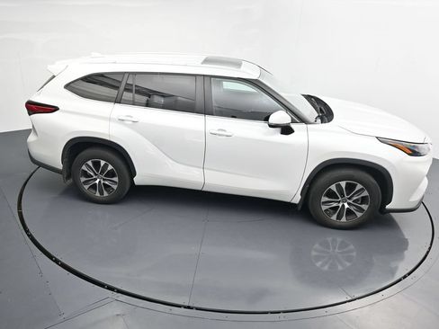 Used 2023 Toyota Highlander XLE AWD/4WD image 29