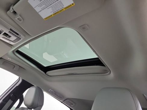 Used 2025 Toyota Sienna XLE FWD image 21