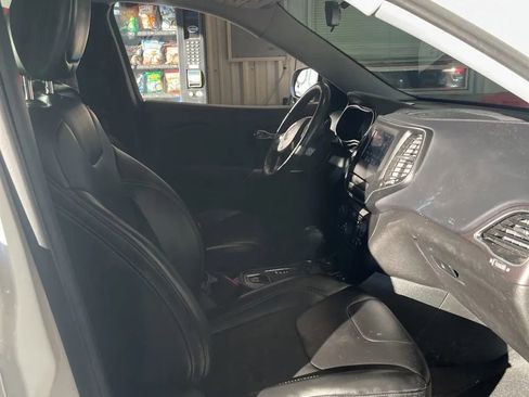 Used 2019 Jeep Cherokee Latitude Plus w/ Cold Weather Group image 9