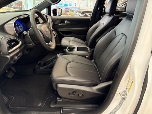 New 2026 Chrysler Pacifica Select image 10