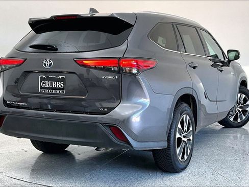 Used 2021 Toyota Highlander XLE image 2