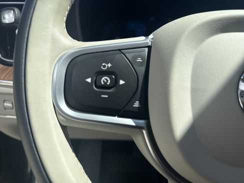 Used 2022 Volvo XC60 B5 Momentum w/ Climate Package image 18