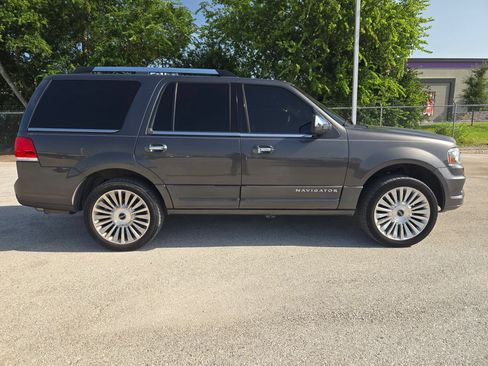 Used 2016 Lincoln Navigator Select RWD image 2