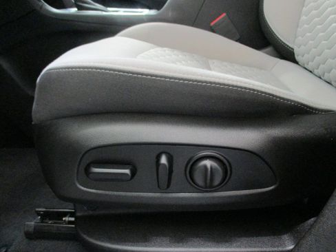 Used 2021 Chevrolet Equinox LT w/ Driver Convenience Package image 17