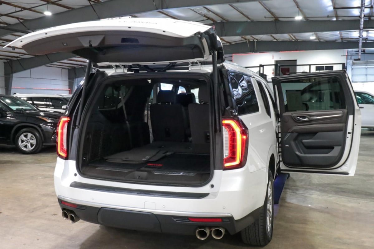 Used 2024 GMC Yukon XL Denali w/ Advanced Technology Package AWD/4WD image 32