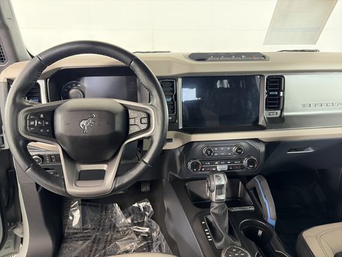 Used 2023 Ford Bronco Wildtrak image 3