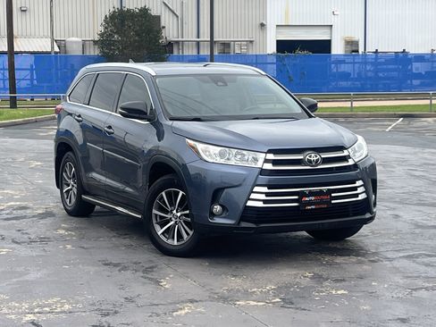 Used 2019 Toyota Highlander XLE FWD image 3