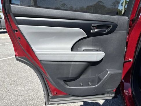 Used 2025 Toyota Highlander XLE image 9