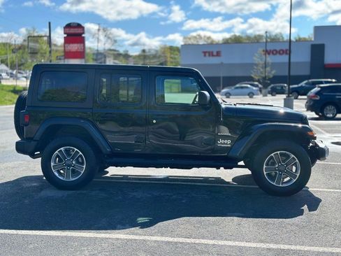 Used 2018 Jeep Wrangler Unlimited Sahara AWD/4WD image 7
