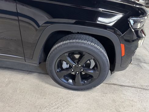 Used 2023 Jeep Grand Cherokee Limited w/ Black Appearance Package AWD/4WD image 6