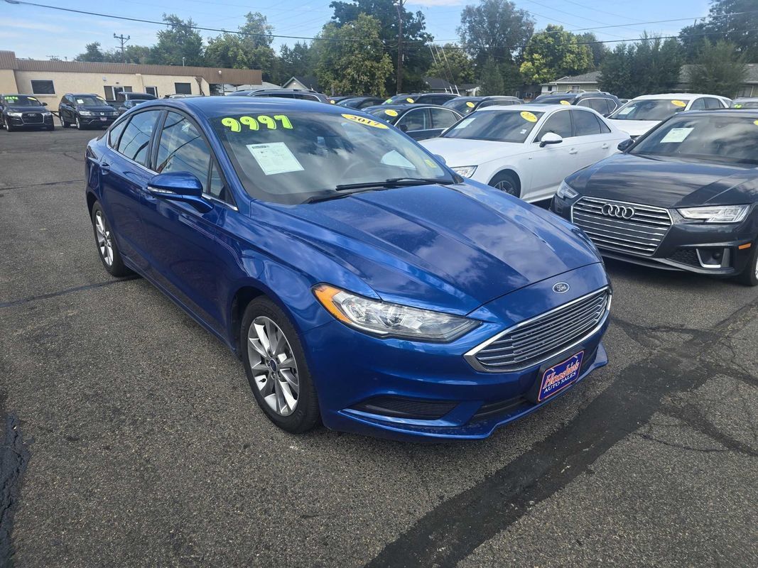 Used 2017 Ford Fusion SE FWD image 4