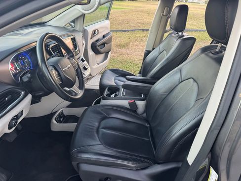 Used 2018 Chrysler Pacifica Touring-L Plus w/ Advanced Safetytec Group image 13