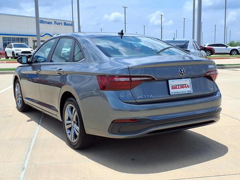 Used 2024 Volkswagen Jetta SE FWD image 2