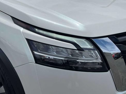 Used 2022 Nissan Pathfinder SL AWD/4WD image 9