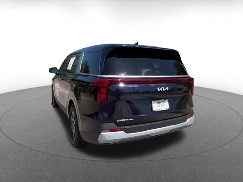 Used 2026 Kia Carnival FWD image 11