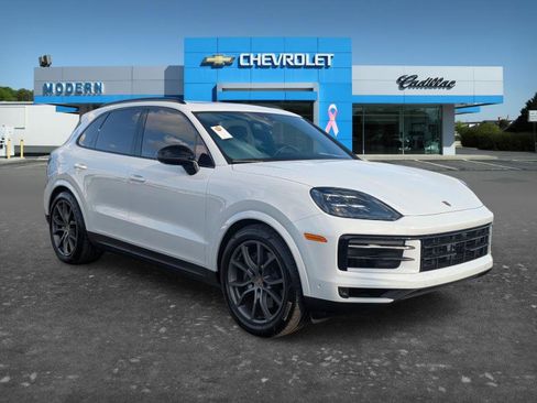 Used 2024 Porsche Cayenne image 3
