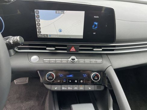 New 2025 Hyundai Elantra Limited image 28