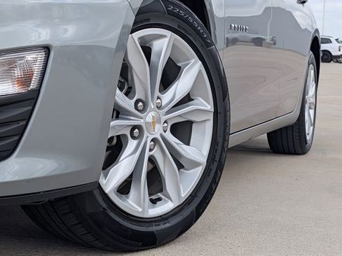 Used 2025 Chevrolet Malibu LT FWD image 2