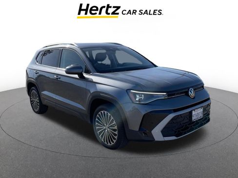 Used 2025 Volkswagen Taos SE image 1