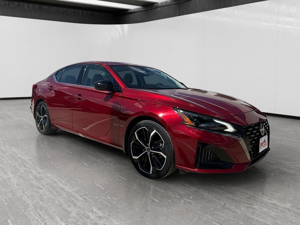 Used 2024 Nissan Altima 2.5 SR w/ SR Premium Package FWD image 7