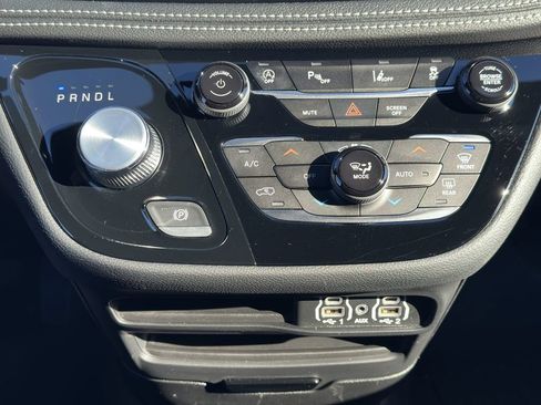 Used 2023 Chrysler Pacifica Touring-L w/ S Appearance Package image 22