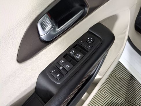 Used 2018 Chrysler Pacifica Touring-L FWD image 14