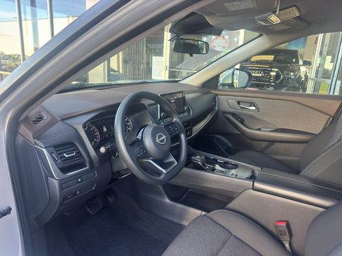 Used 2023 Nissan Rogue SV image 3