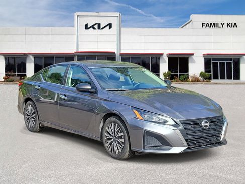 Used 2024 Nissan Altima 2.5 SV image 1