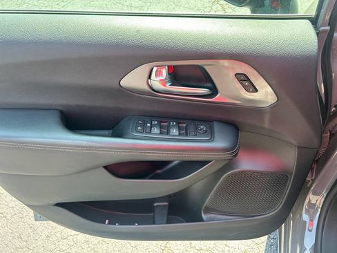 Used 2025 Chrysler Pacifica Select FWD image 14