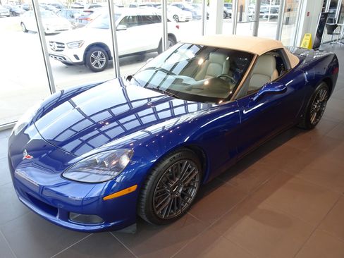 Used 2006 Chevrolet Corvette Convertible w/ Preferred Equipment Group image 2