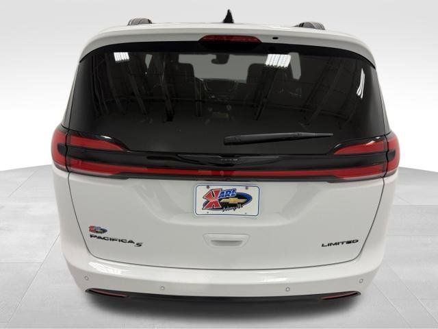 Used 2025 Chrysler Pacifica Limited FWD image 3