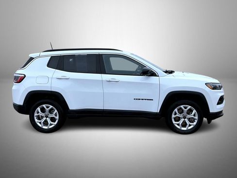 Used 2025 Jeep Compass Latitude w/ Sun & Sound Group AWD/4WD image 4