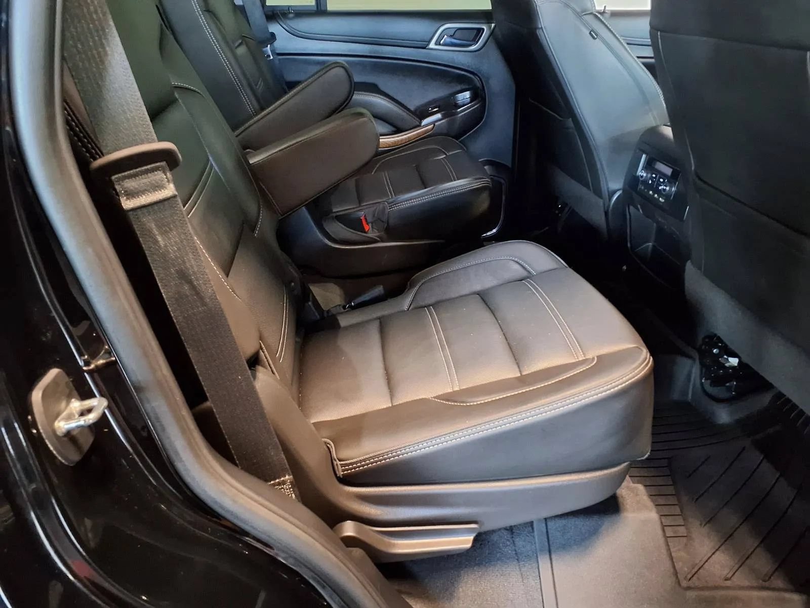 Used 2019 GMC Yukon Denali w/ Denali Ultimate Black Edition AWD/4WD image 11
