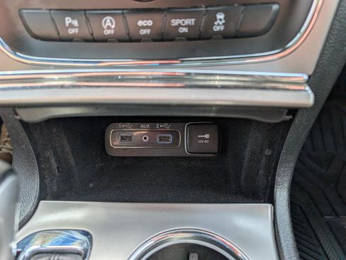 Used 2021 Jeep Grand Cherokee Laredo AWD/4WD image 32